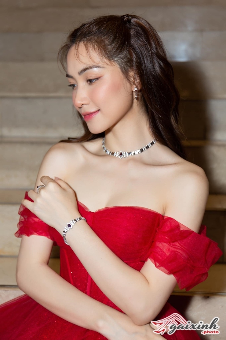 hoa-minzy-bao-nhieu-tuoi.jpg