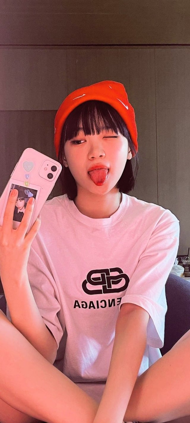 chaewon-le-sserafim-v0-joqssd8uhrxe1.jpg