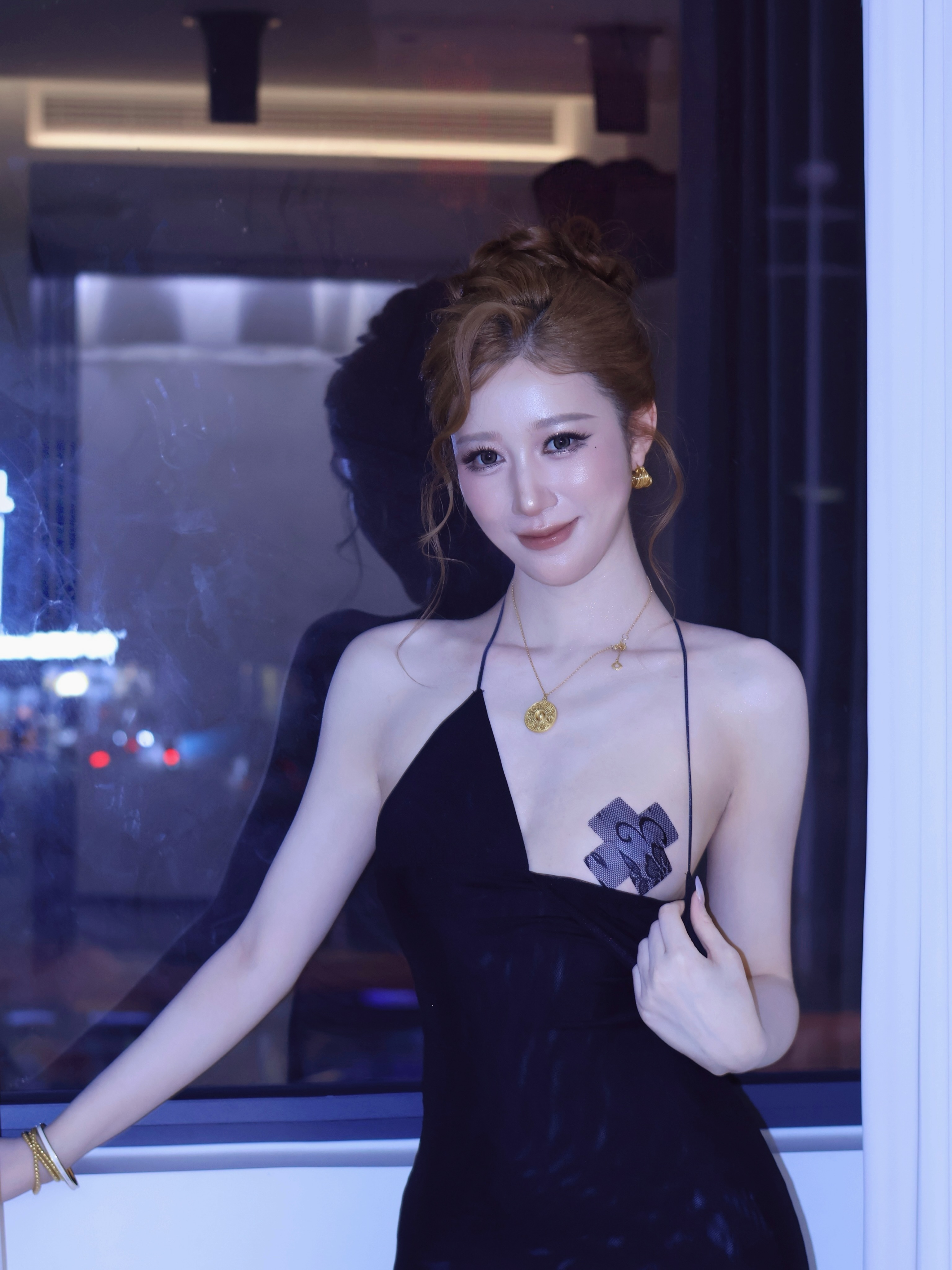 Photo by 唐十七 on June 29, 2026. May be an image of one or more people, hair, slip, chemise, dr...jpeg