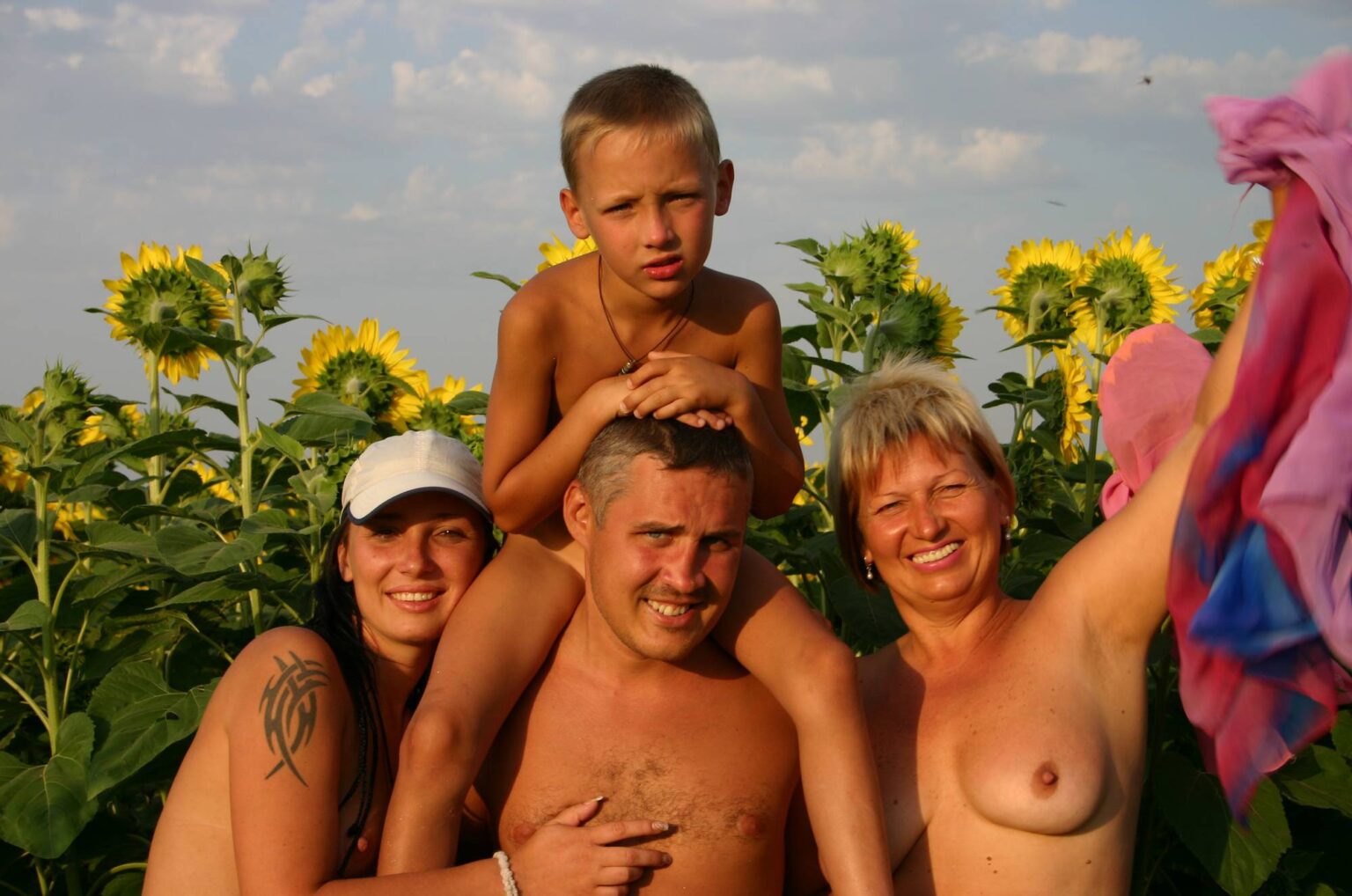 Purenudism-Pics-Outdoor-Sunflower-Fields-1-1536x1018.jpg