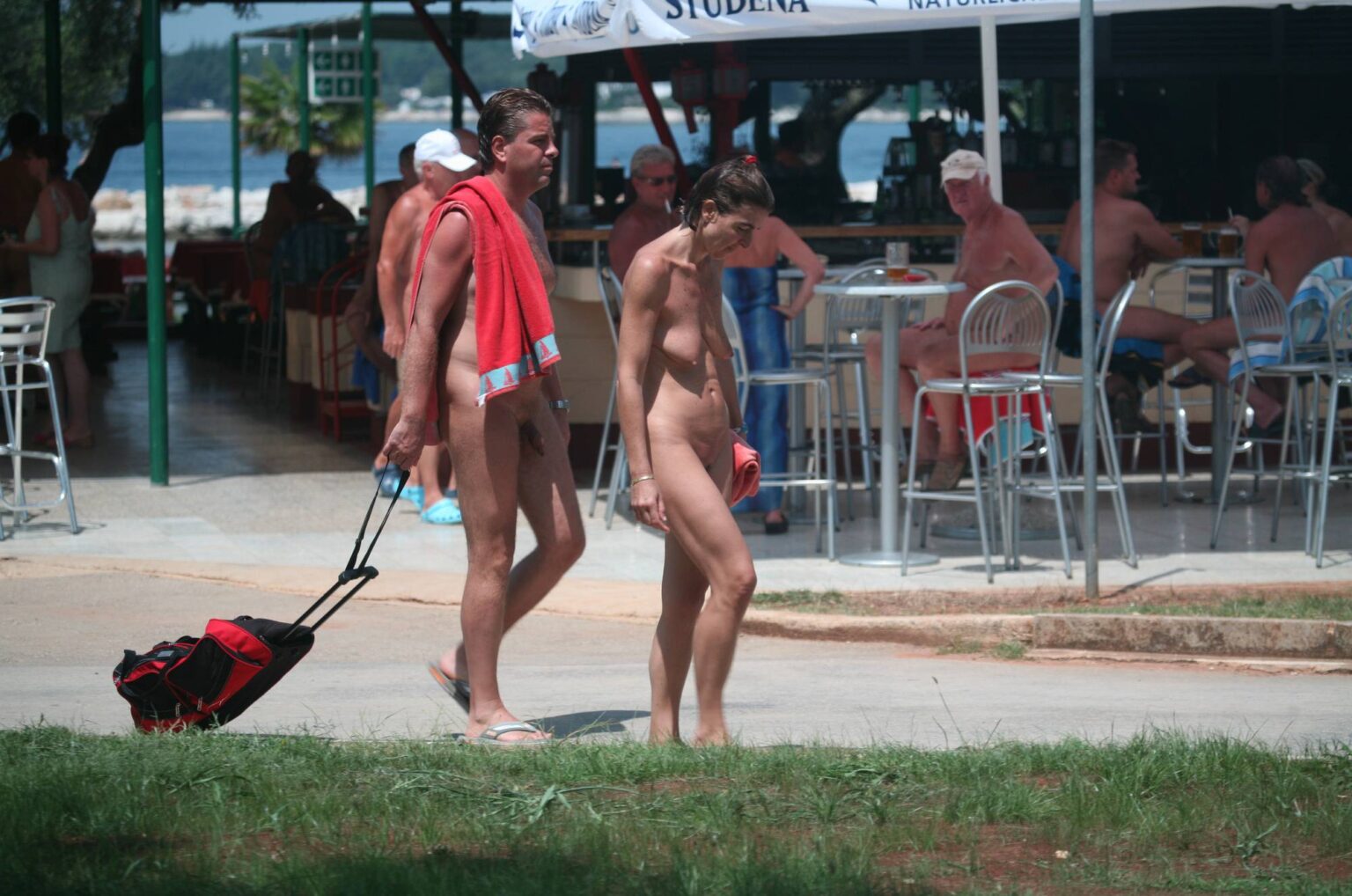 Nudist-Dinner-Front-Walks-Purenudism-Pics-1-1536x1018.jpg